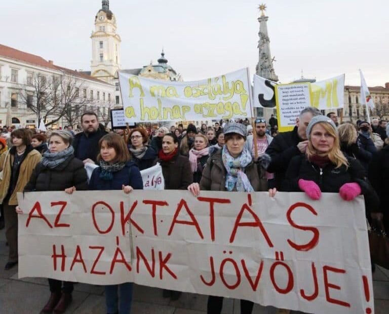 Docentes manifestándose en Széchenyi tér, Pécs, el 3 de marzo de 2022