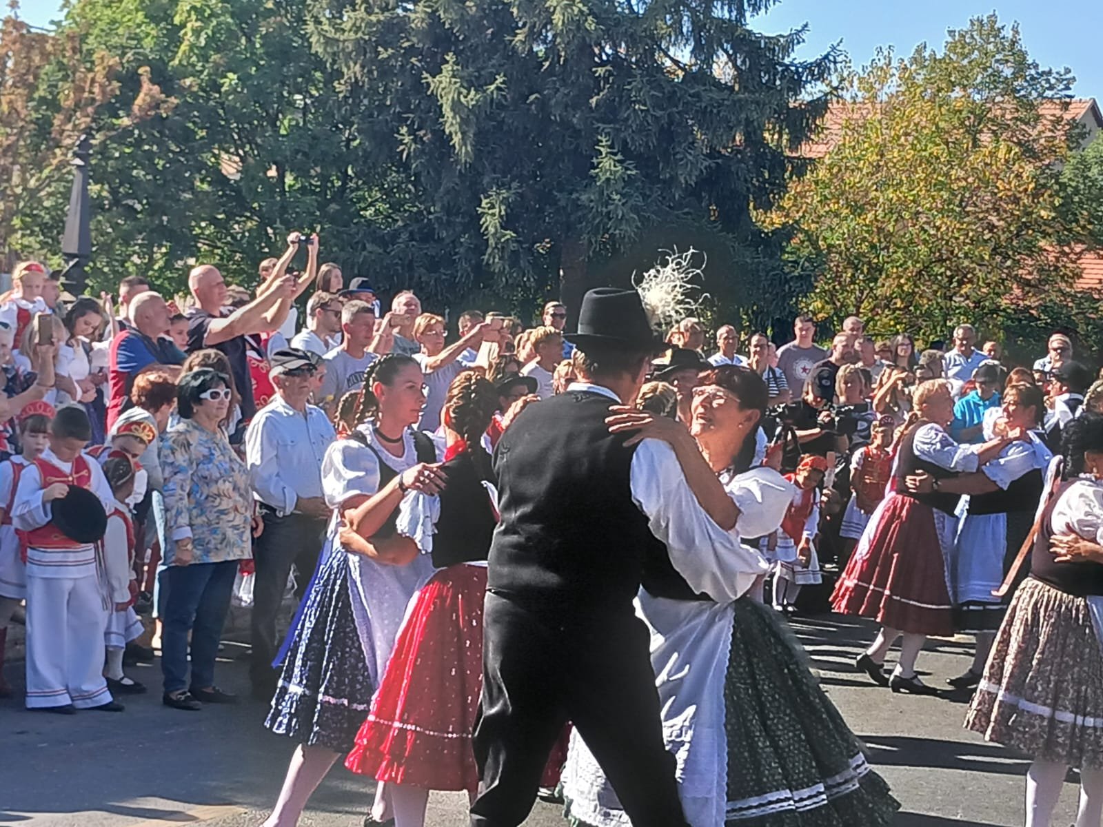 Parejas con trajes tradicionales bailan ante el público en Alsónémedi