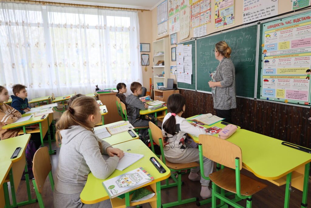 Una profesora imparte una clase a varios alumnos en un aula de Transcarpatia.