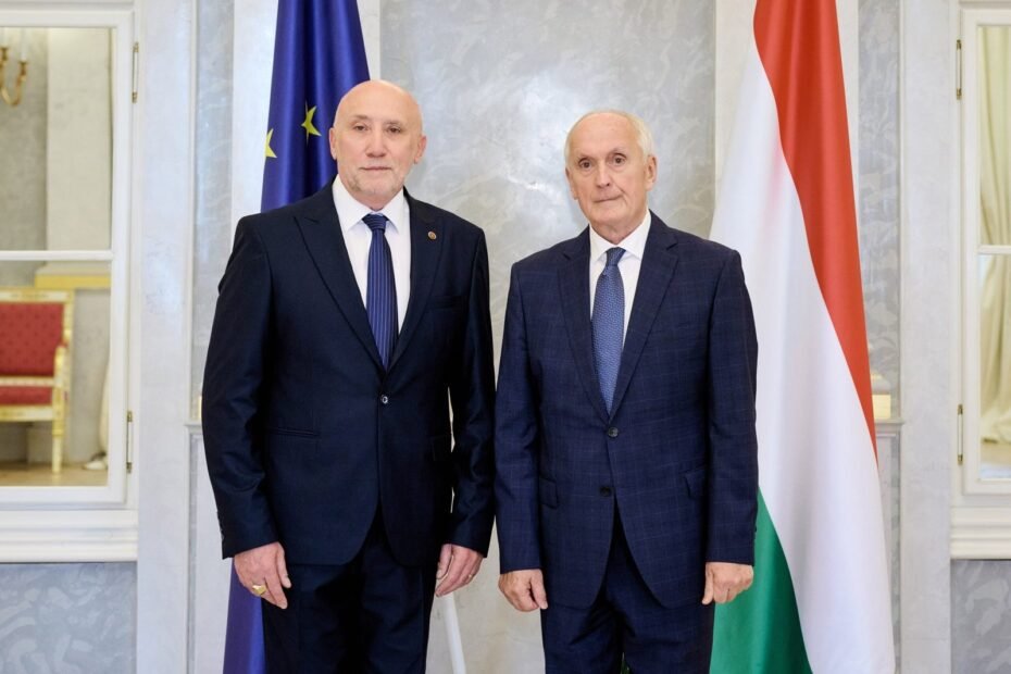 El presidente de Hungría András Baka junto al fiscal general adjunto István Lajtár en el Palacio Sándor