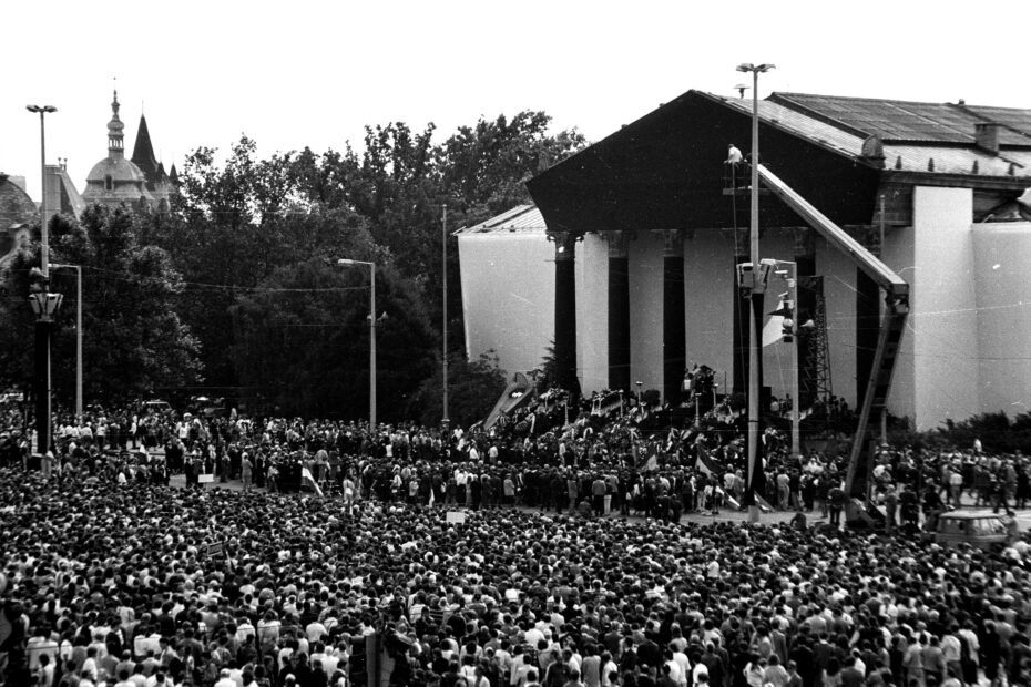 Multitud reunida ante el Műcsarnok en la despedida pública de Imre Nagy y sus compañeros, Budapest, 16 de junio de 1989.