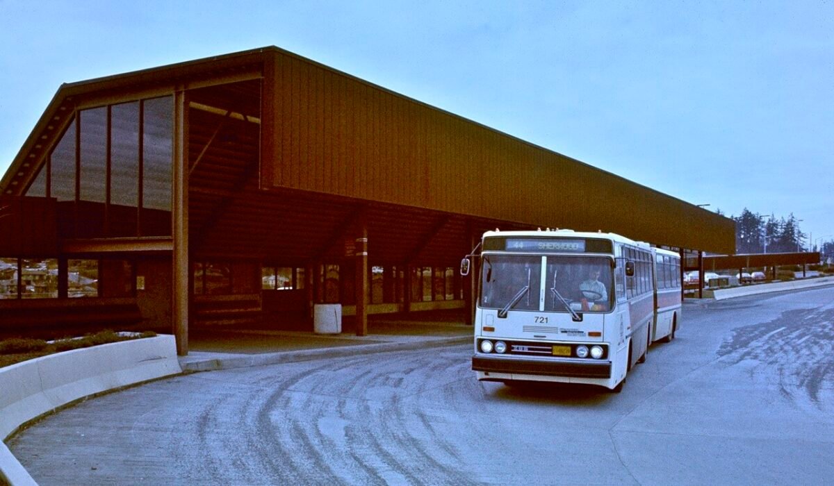Autobús articulado Crown-Ikarus 286 en Portland, Estados Unidos, en 1982