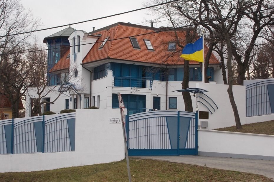 Fachada de la Embajada de Ucrania en Budapest, con la bandera ucraniana, fotografiada en diciembre de 2018