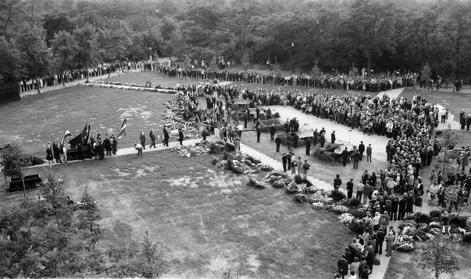 Vista general de los asistentes al nuevo entierro de los mártires de 1956 en la parcela 301 del Nuevo Cementerio Público, el 16 de junio de 1989.