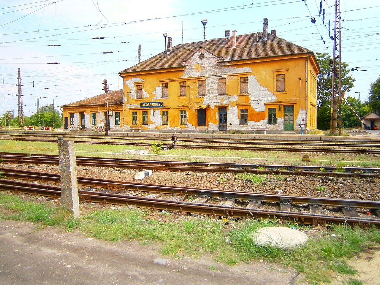 Edificio deteriorado de la estación ferroviaria de Rákosrendező