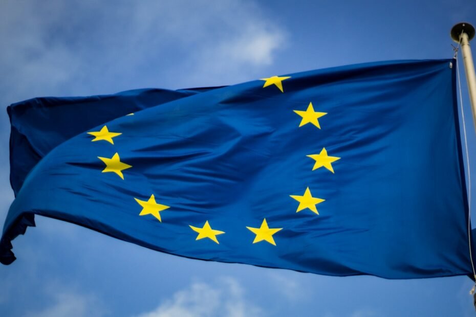 Bandera de la Unión Europea ante el Parlamento Europeo en Bruselas