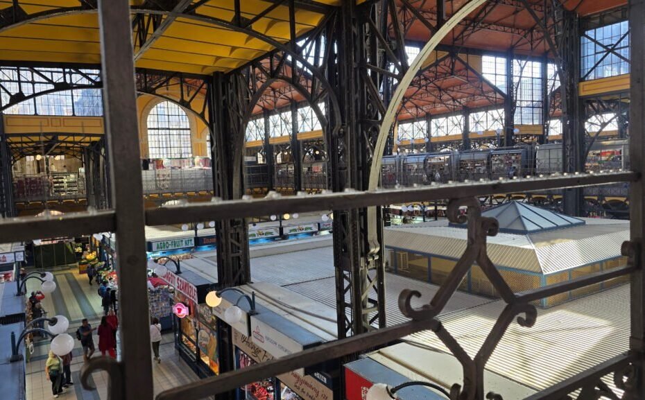 Interior del Mercado Central de Budapest con puestos de alimentos y compradores.