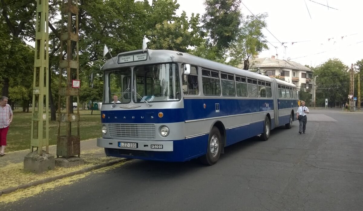 Autobús articulado Ikarus 180 durante una jornada histórica en Budapest