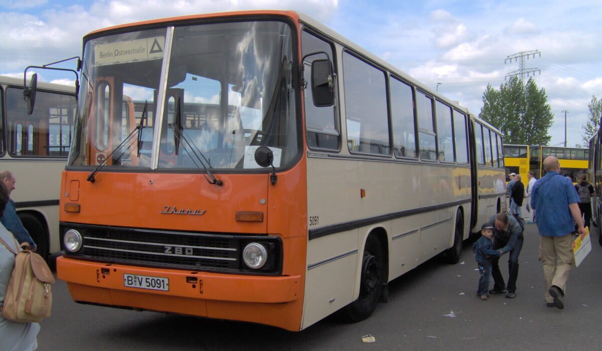 Autobús articulado Ikarus 280 conservado con los colores de Berlín Oriental