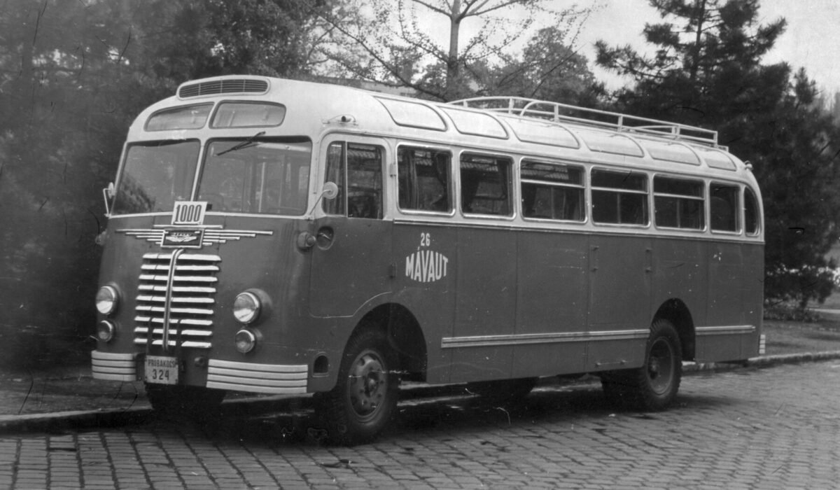 Autobús Ikarus 30 número mil fotografiado en Hungría en 1952