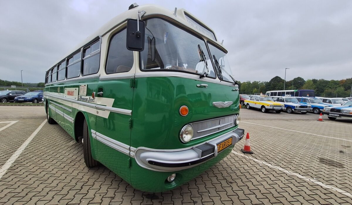 Autobús histórico Ikarus 55 de color verde y blanco