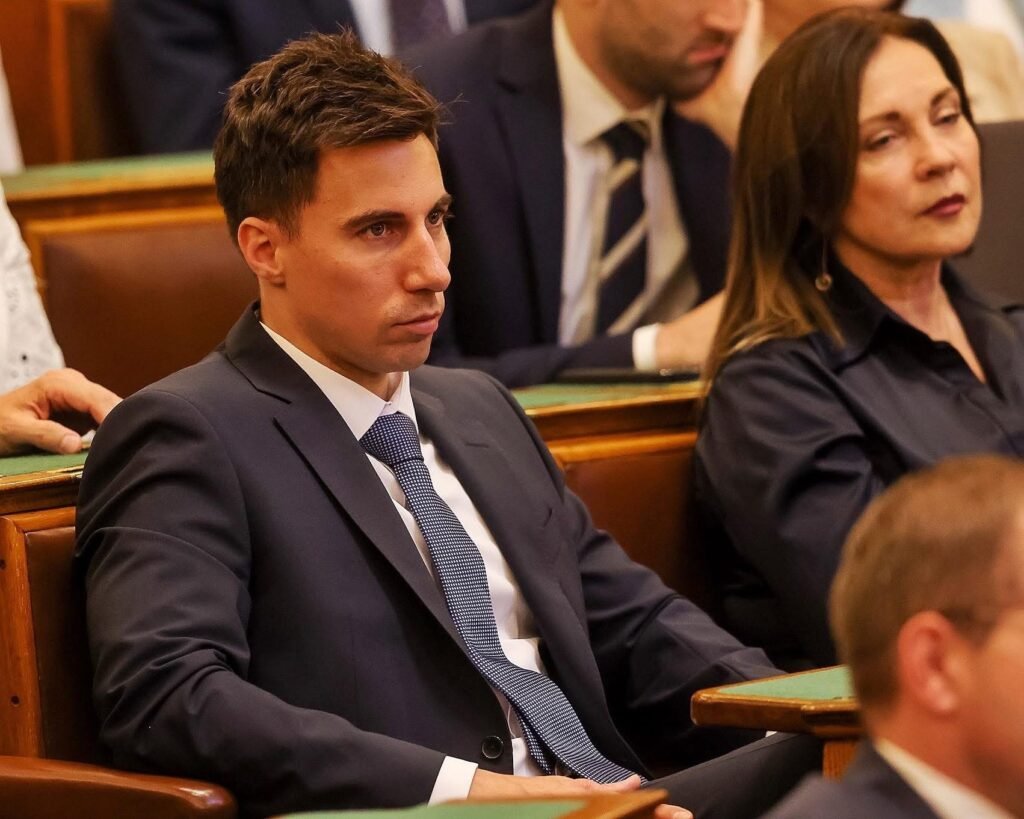 Márk Radnai, vicepresidente del Partido TISZA, durante una sesión parlamentaria