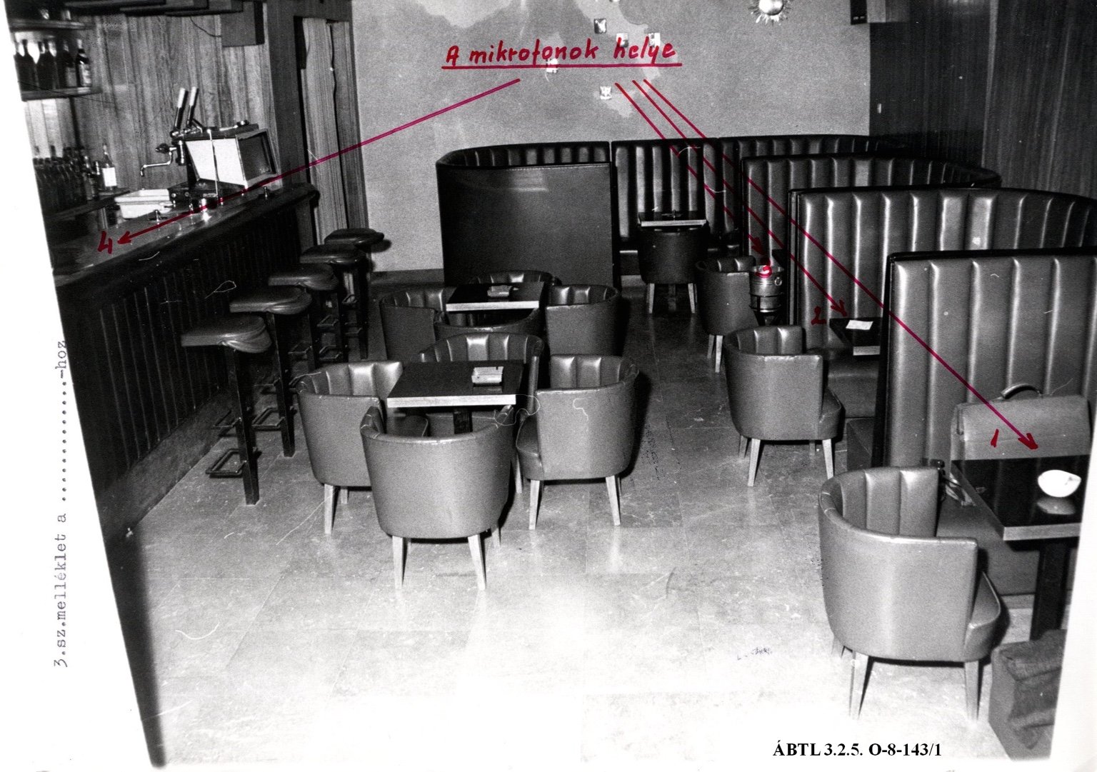 Interior del bar Sole Mio con las posiciones previstas para micrófonos ocultos señaladas con flechas, Budapest, finales de los años sesenta.