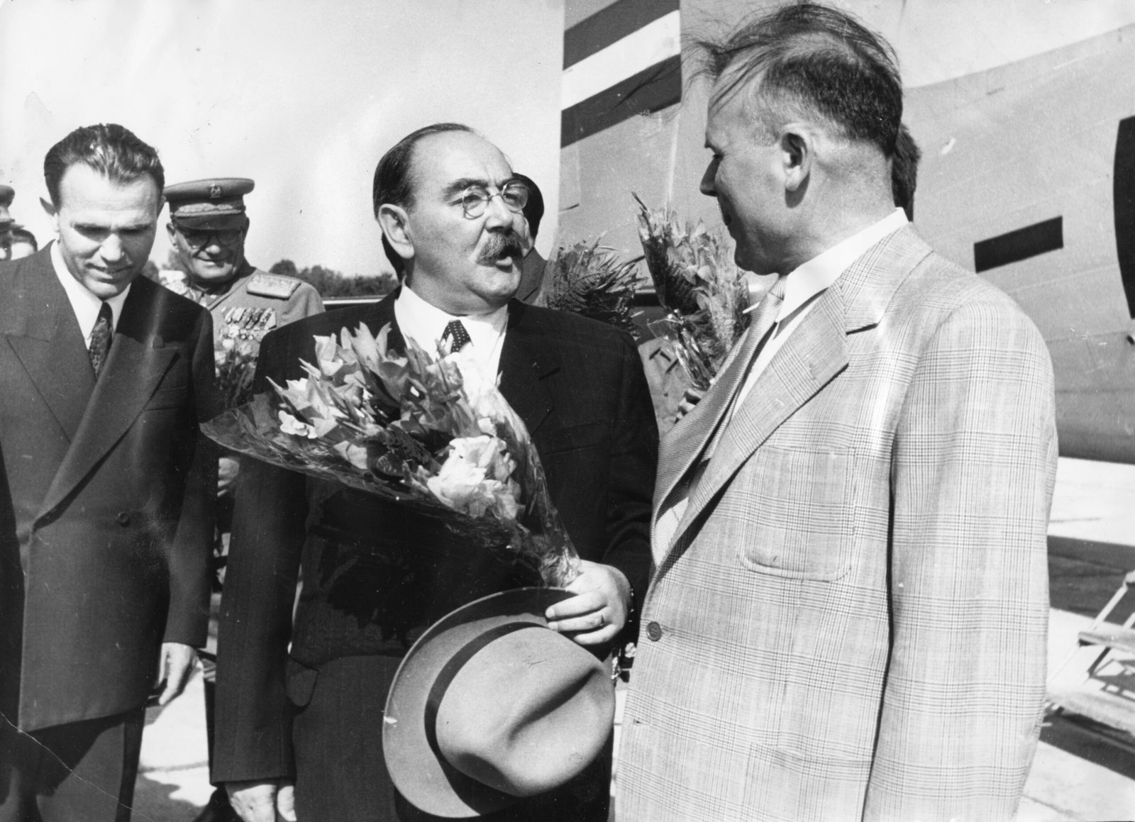 Imre Nagy, en el centro con un ramo de flores, a su regreso de Moscú en junio de 1953.