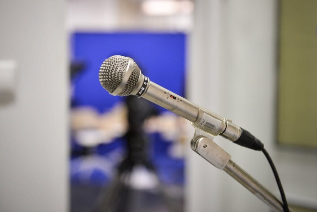 Micrófono en un estudio de radio de Közmédia