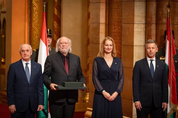 András Baka, László Krasznahorkai, Ágnes Forsthoffer y Péter Magyar durante el acto de condecoración en el Parlamento húngaro