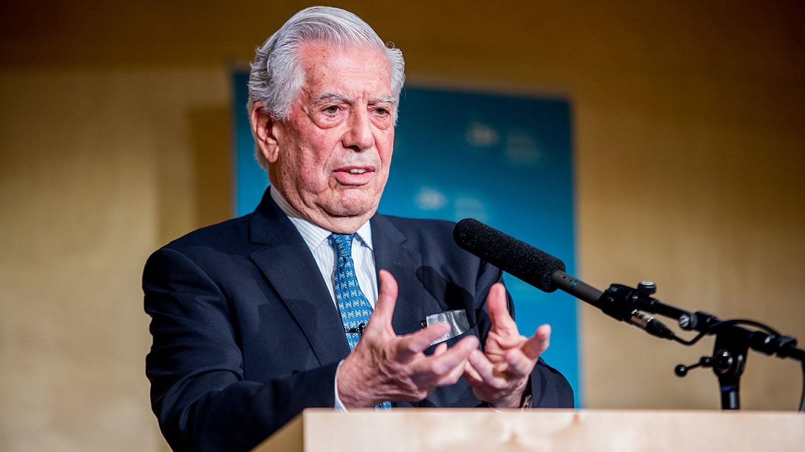 Mario Vargas Llosa durante una intervención en la CEU de Budapest en 2017