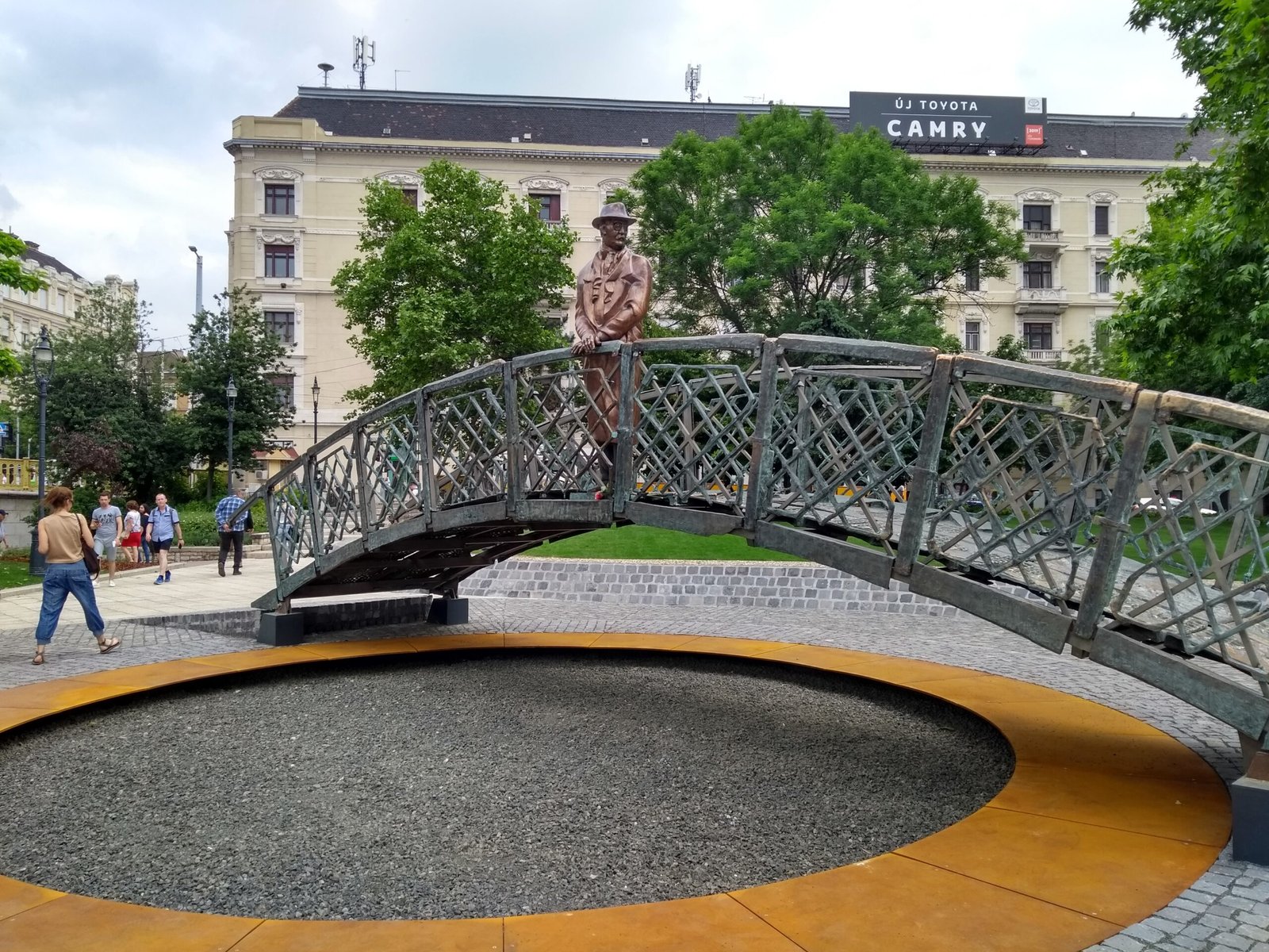 Estatua de Imre Nagy sobre un puente simbólico en la plaza Jászai Mari de Budapest, 6 de junio de 2019.