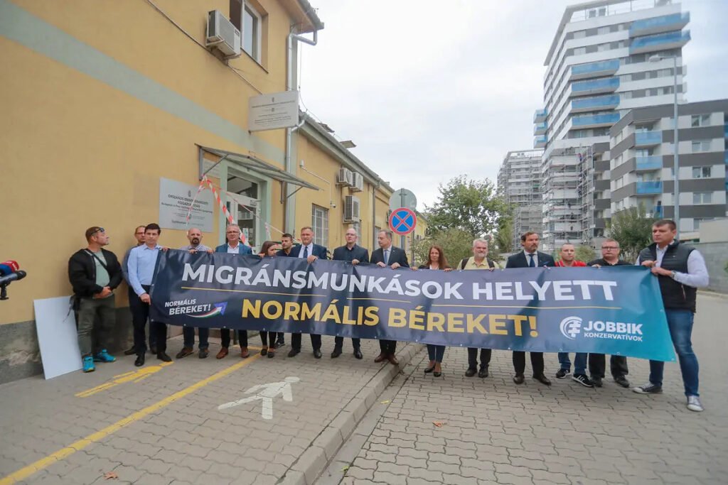 Representantes de Jobbik sostienen una pancarta durante una protesta sobre trabajadores migrantes