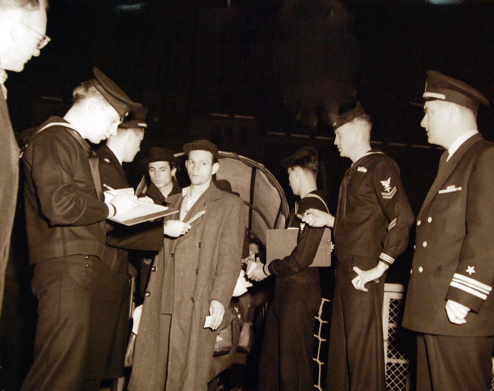 Un refugiado húngaro es recibido por marinos estadounidenses al embarcar rumbo a Estados Unidos en diciembre de 1956.