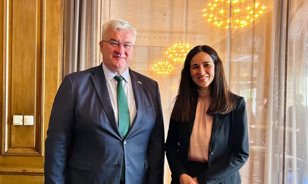 Andrii Sybiha, a la izquierda, y Anita Orbán, a la derecha, durante su encuentro en Helsingborg, Suecia, el 22 de mayo de 2026.