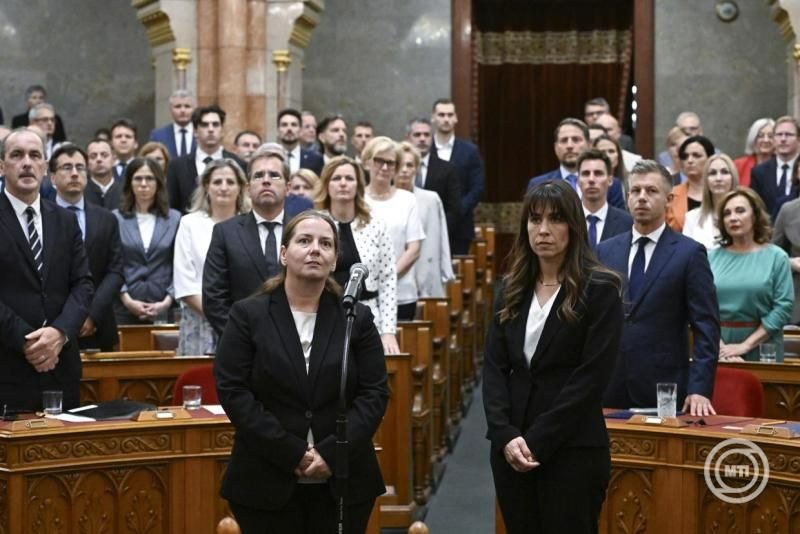 Anna Unger y Katalin Tasnády durante su juramento oficial en el parlamento. de Hungría,